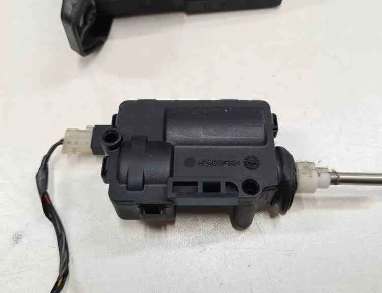 OPEL Signum C (2003-2008) Centrálny zamykací motor 605472,GM24438209 32713435