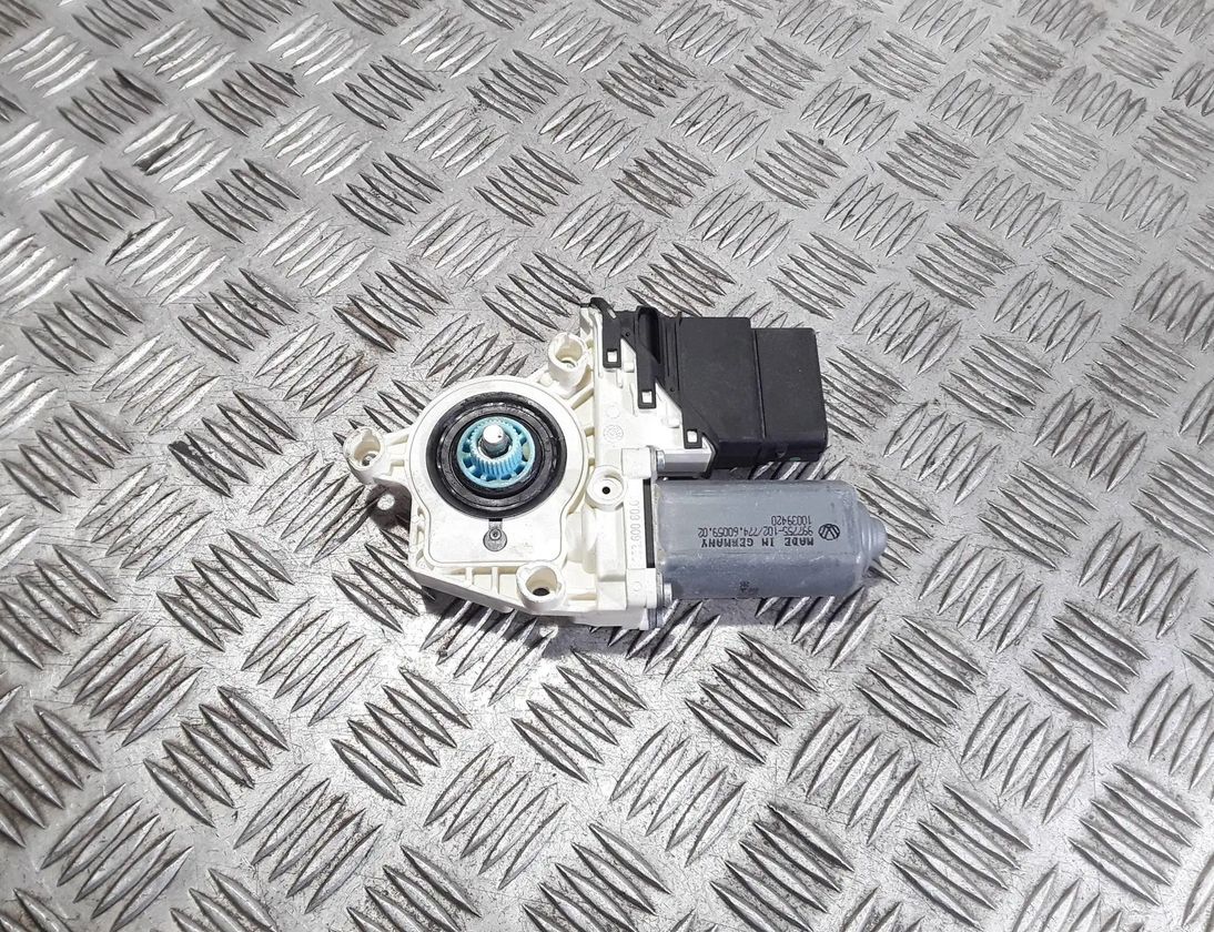 VOLKSWAGEN Golf 8 generation (2019-2023) Motor ovládania okna ľavých zadných dverí 1K0959703AL 29893767