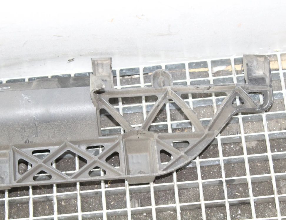 AUDI Q7 4L (2005-2015) Rear Bumper Middle Bracket Mount 4L0807329 20628640