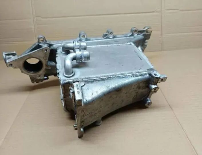 AUDI A4 allroad B9 (2016-2024) Кронштейн компрессора кондиционера воздуха 04L129766AD 27951819