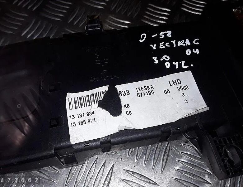 OPEL Vectra C (2002-2005) Fuse box 13181984 28615047