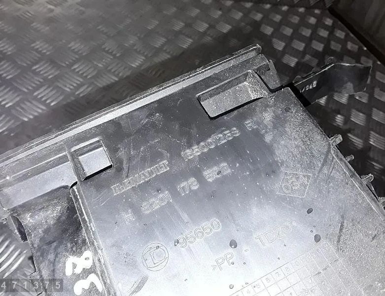 RENAULT 800 Series 1 generation (1986-1999) Spodná časť krabice vzduchového filtra 165001258R 28633156