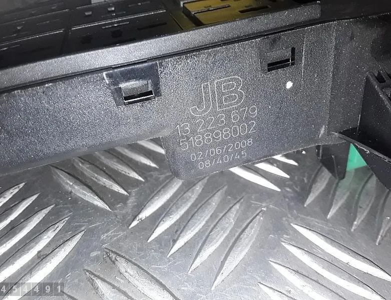 OPEL Signum C (2003-2008) Fuse box 13223679 28642775