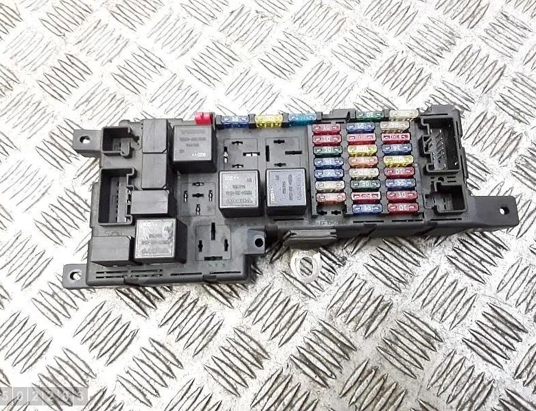 LAND ROVER Defender 1 generation (1983-2016) Fuse box 8637841 31487212