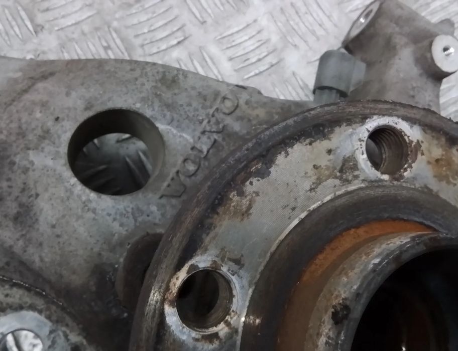 VOLVO S90 2 generation (2016-2023) Front Left Wheel Hub 31682225 29508260