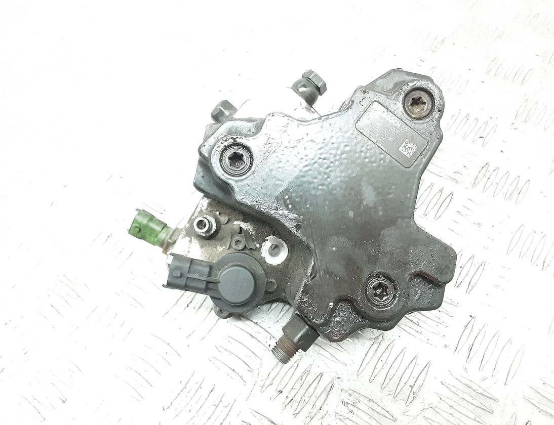 VOLVO V70 2 generation (2000-2008) High Pressure Fuel Pump 30756125 31961832