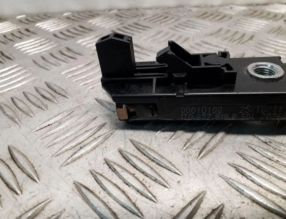 VOLKSWAGEN Passat B7 (2010-2015) Front Right Seat Belt Height Adjuster 1T0857819B 32151926