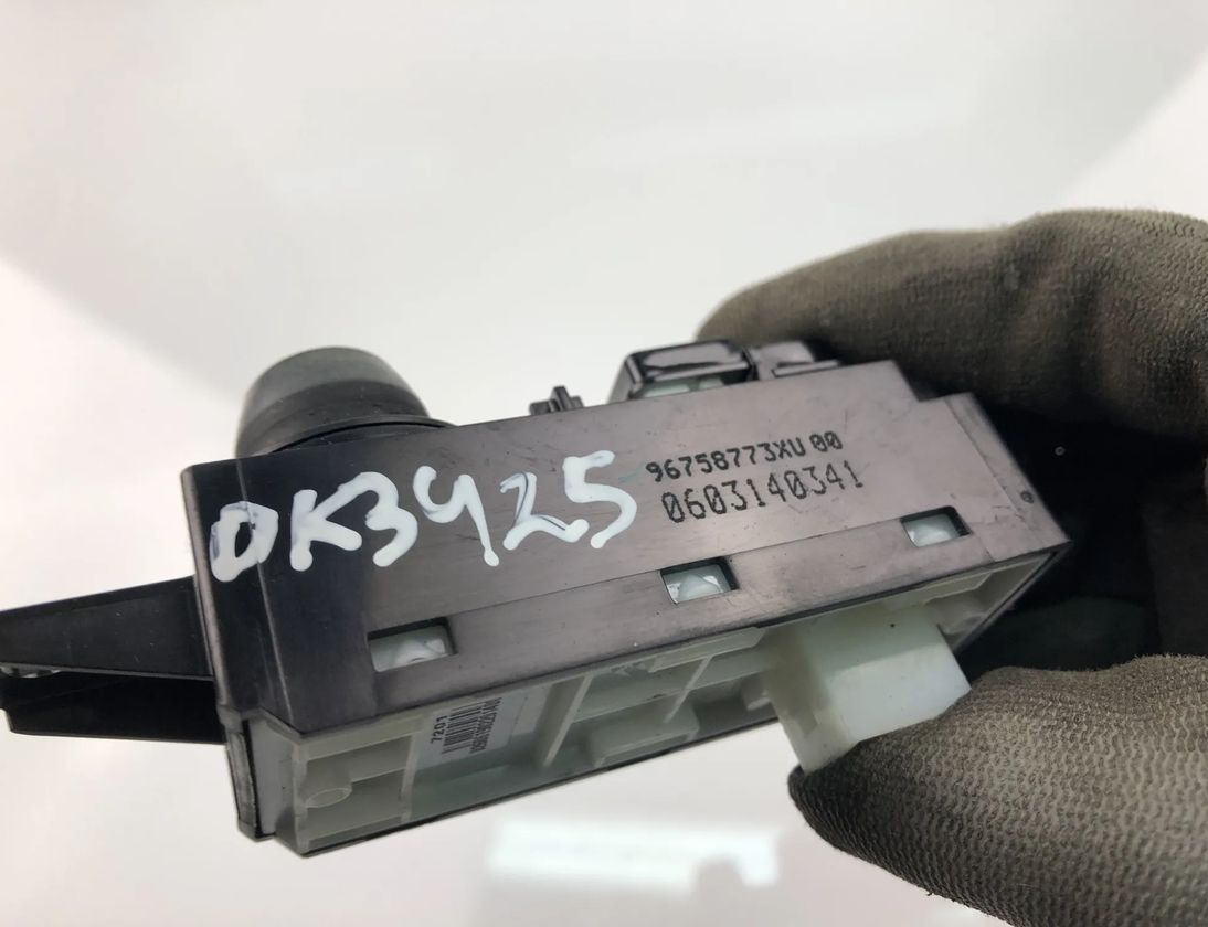 PEUGEOT 208 Peugeot 208 (2012-2015) Vypínač ľavého okna predných dverí 96758773XU 17761464