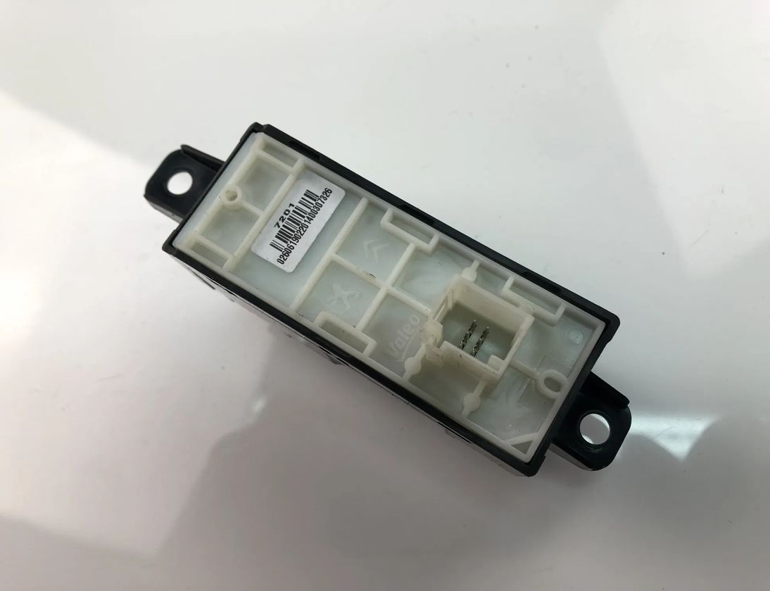 PEUGEOT 208 Peugeot 208 (2012-2015) Vypínač ľavého okna predných dverí 96758773XU 17761464