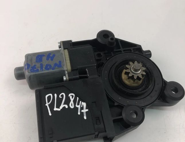 RENAULT Megane 3 generation (2008-2020) Маторчик стеклоподъемника передней правой двери 827303178R 20511532