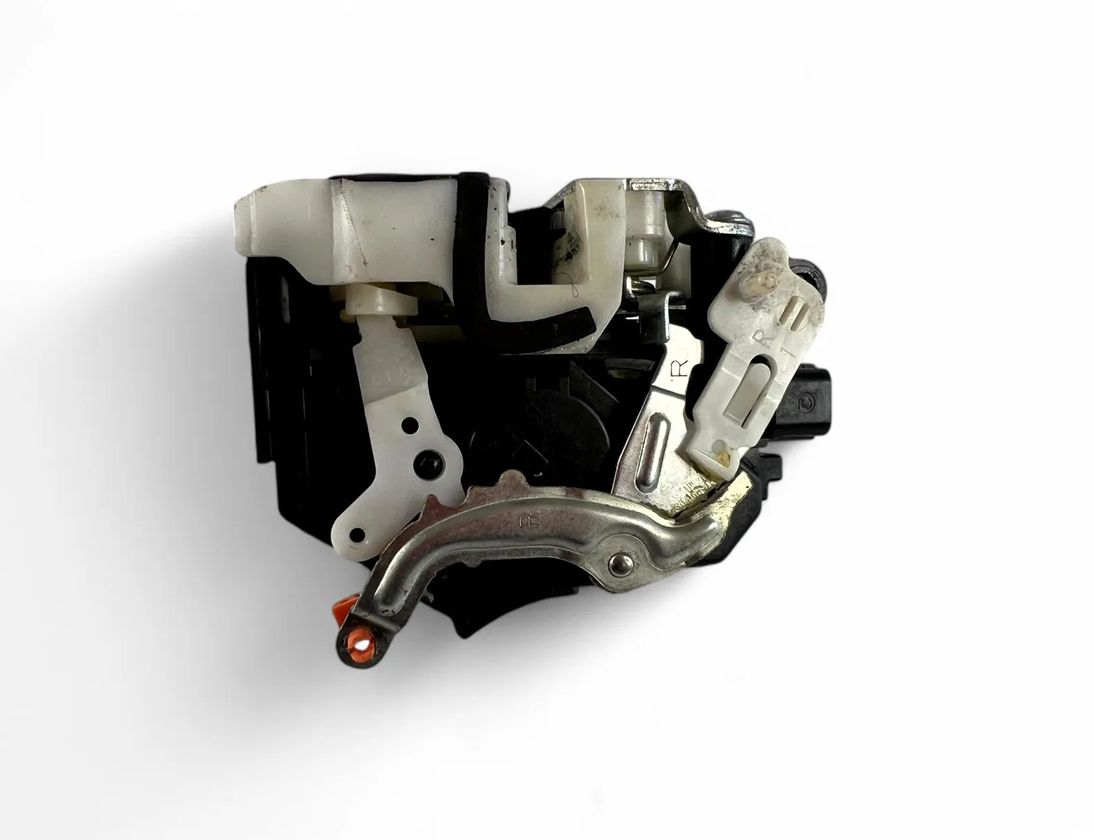 MITSUBISHI Outlander 1 generation (2001-2008) Ľavý predný zámok dverí 28903153