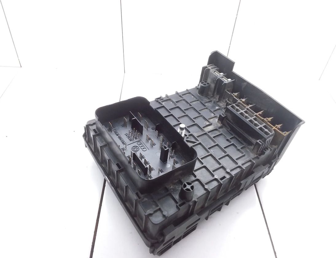 VOLKSWAGEN Passat B6 (2005-2010) Блок предохранителей 3C0937125,63592777,1K0937132 26597810
