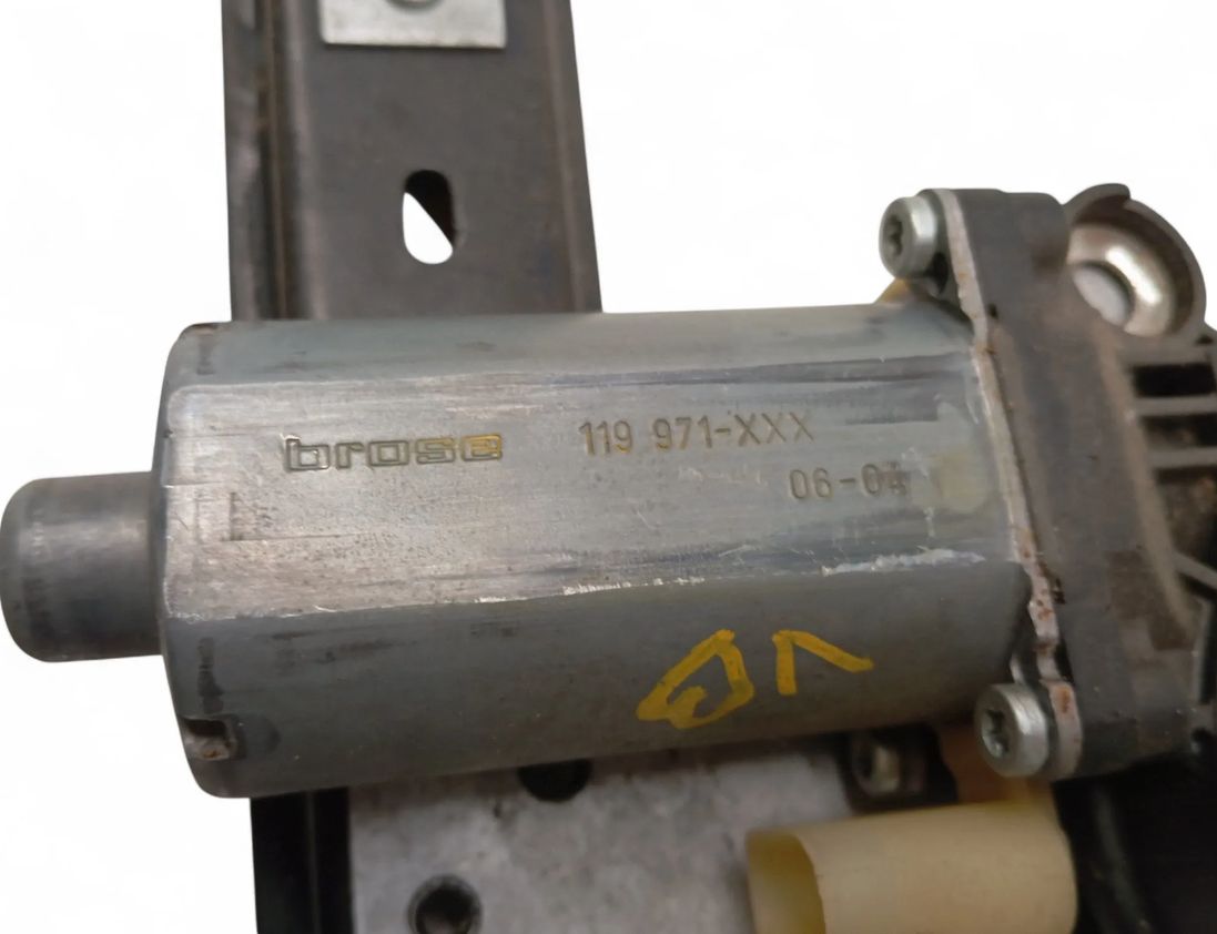 VOLVO V70 2 generation (2000-2008) Zdvíhač pravého zadného dverového okna 119971-XXX 30615430