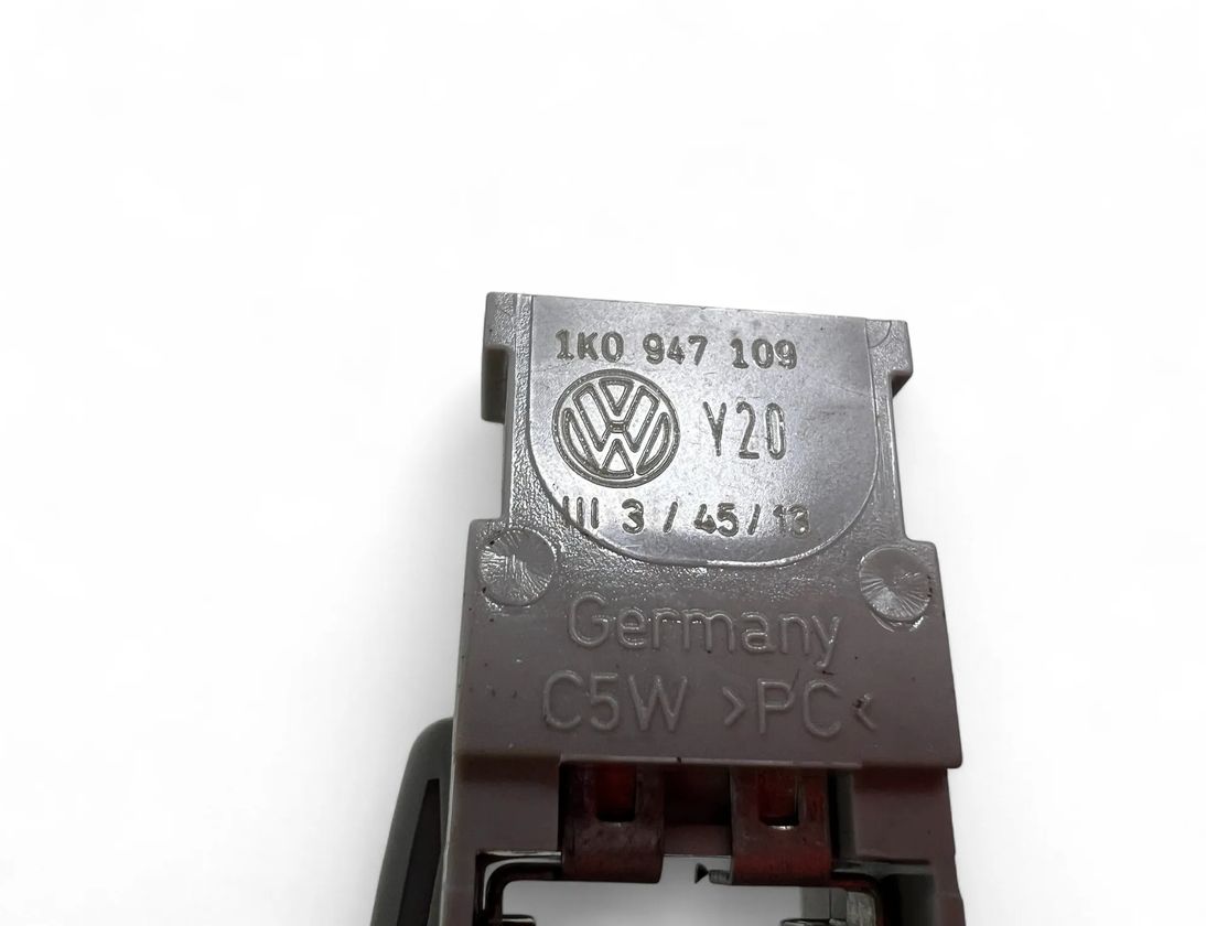 VOLKSWAGEN Passat B8 (2014-2023) Освещение салона 1K0947109 33031640