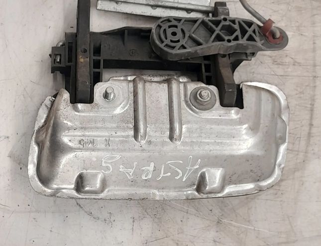 OPEL Astra G (1998-2009) Rukoväť zatvárania pravých predných dverí 25022761