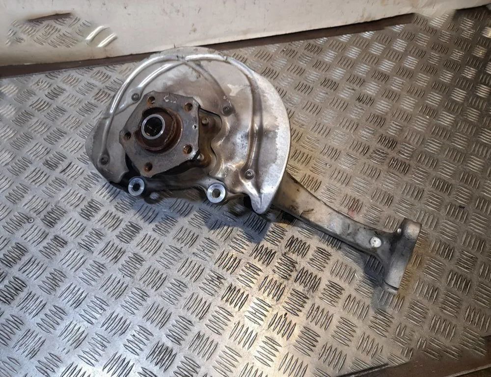 AUDI A4 B9/8W (2015-2024) Front Left Wheel Hub 8W0407559 15357529