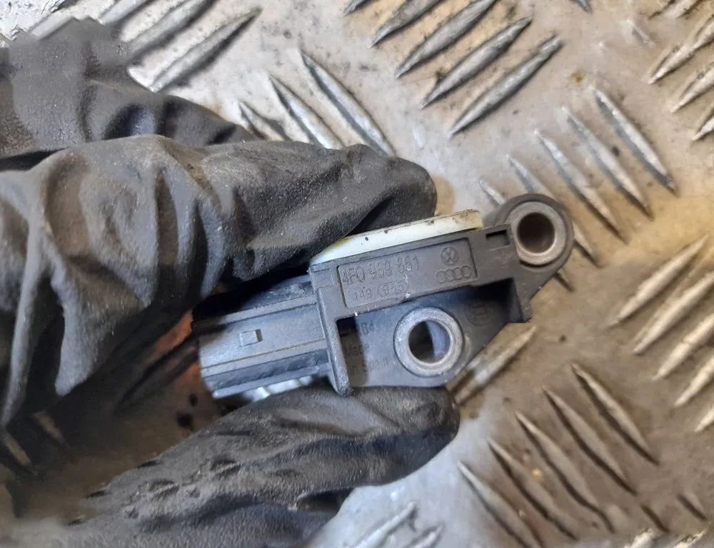 AUDI A6 C6/4F (2004-2011) Pravý senzor nárazu 4F0959651 15360110