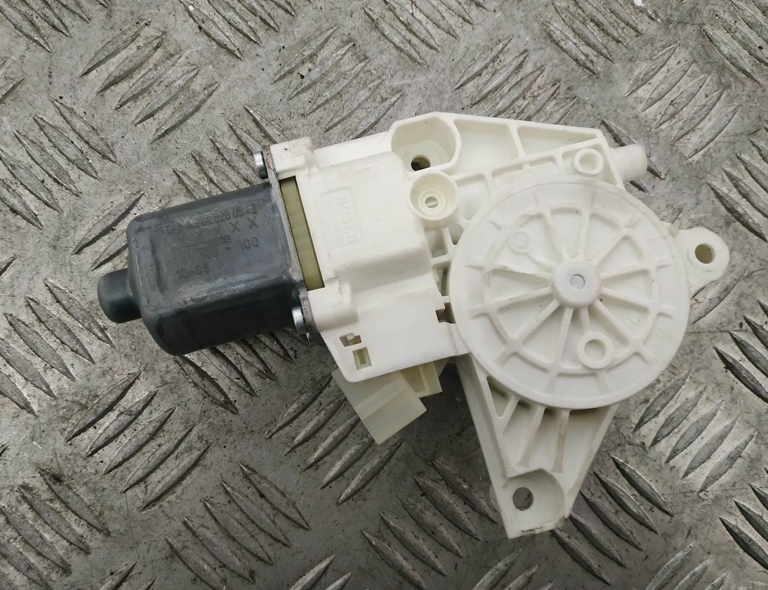 MERCEDES-BENZ E-Class W212/S212/C207/A207 (2009-2016) Rear Left Door Window Control Motor A2048200542,0130822505 17633235