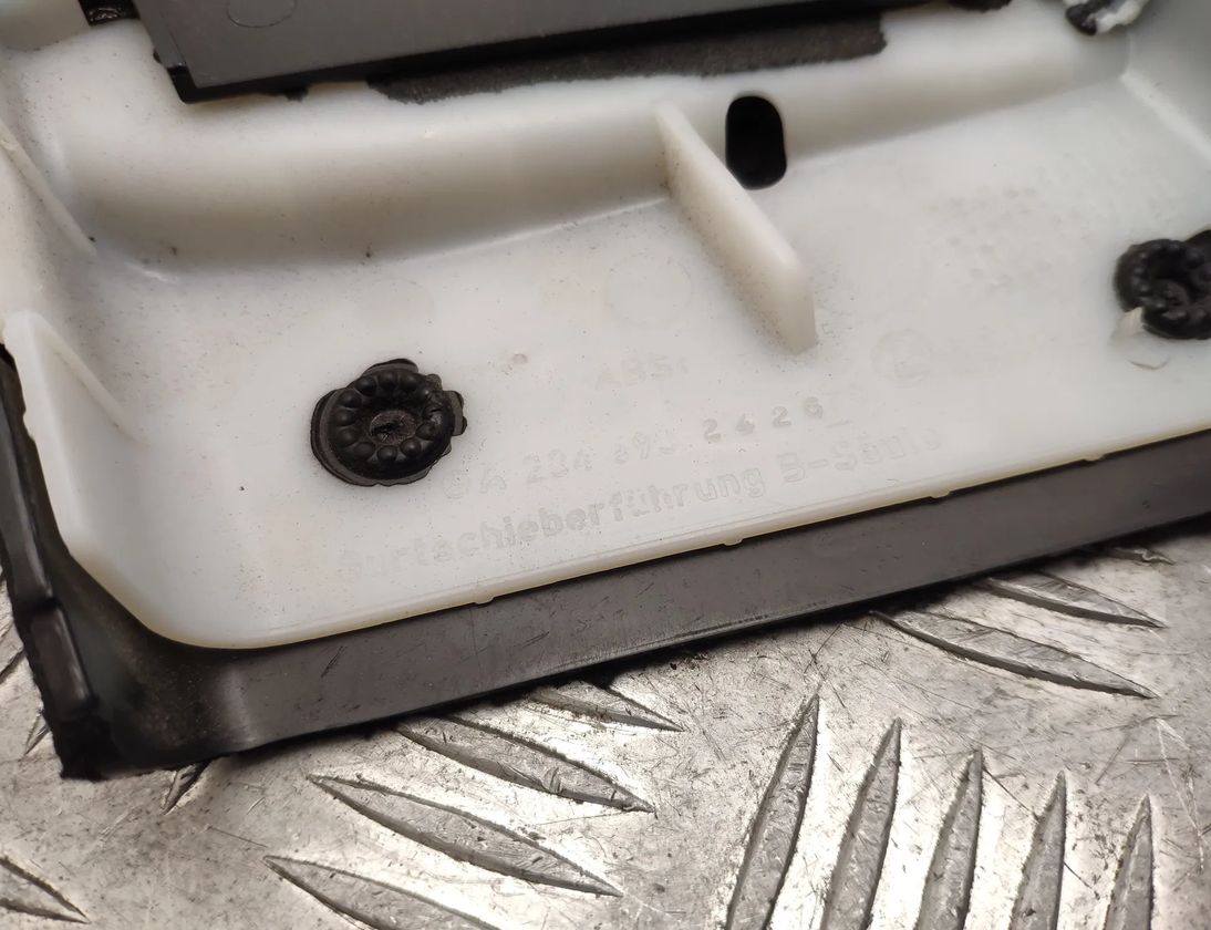 MERCEDES-BENZ C-Class W204/S204/C204 (2004-2015) Pravý B stĺpikový obklad A2046903826,A2048600230,A2048601030 21357077