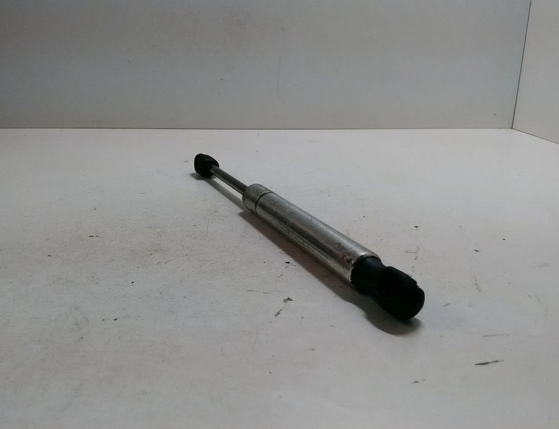 VOLKSWAGEN Passat B5 (1996-2005) Pravý plynový tlmič na zadné dvere 3B5827550E 28380892