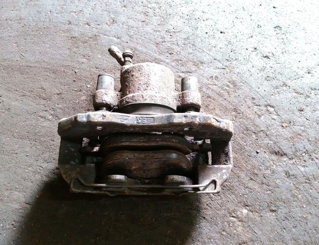 FORD Focus 1 generation (1998-2010) Ľavý predný brzdový strmeň 28409283