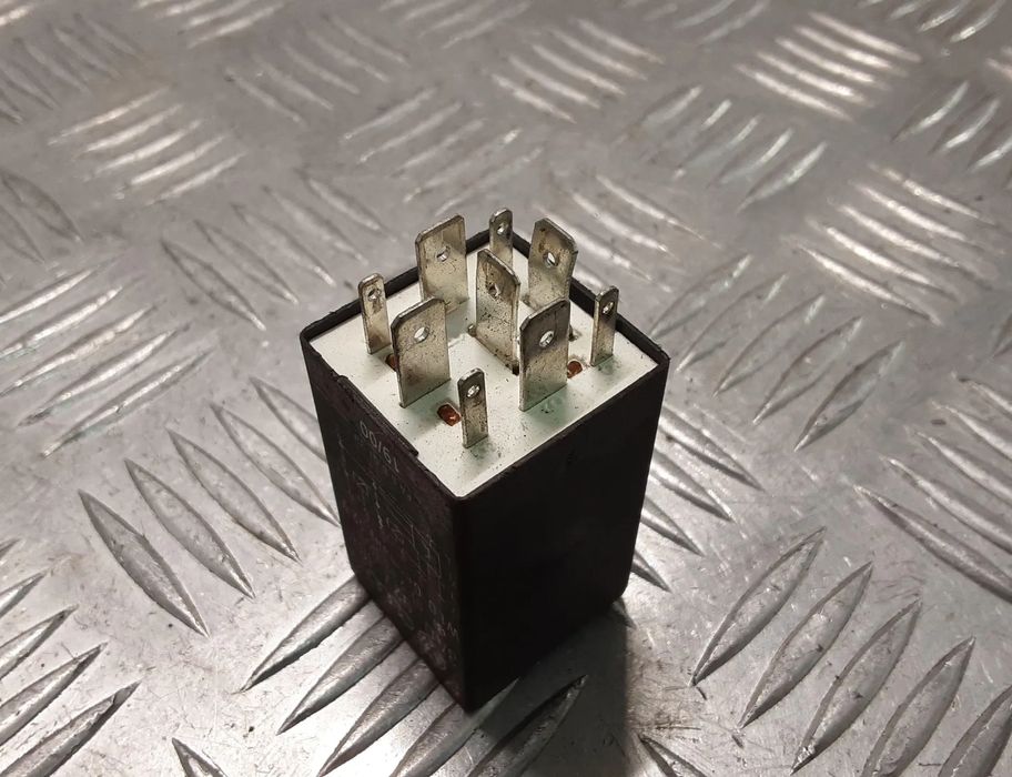 VOLKSWAGEN Passat B5 (1996-2005) Relé 3A0927181 28429588