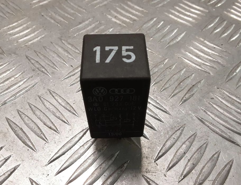 VOLKSWAGEN Passat B5 (1996-2005) Relé 3A0927181 28429588