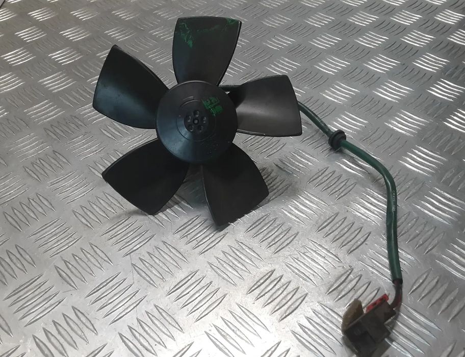 FIAT Punto 1 generation (1993-1999) Motorový chladiaci ventilátor Radiátor 30071559