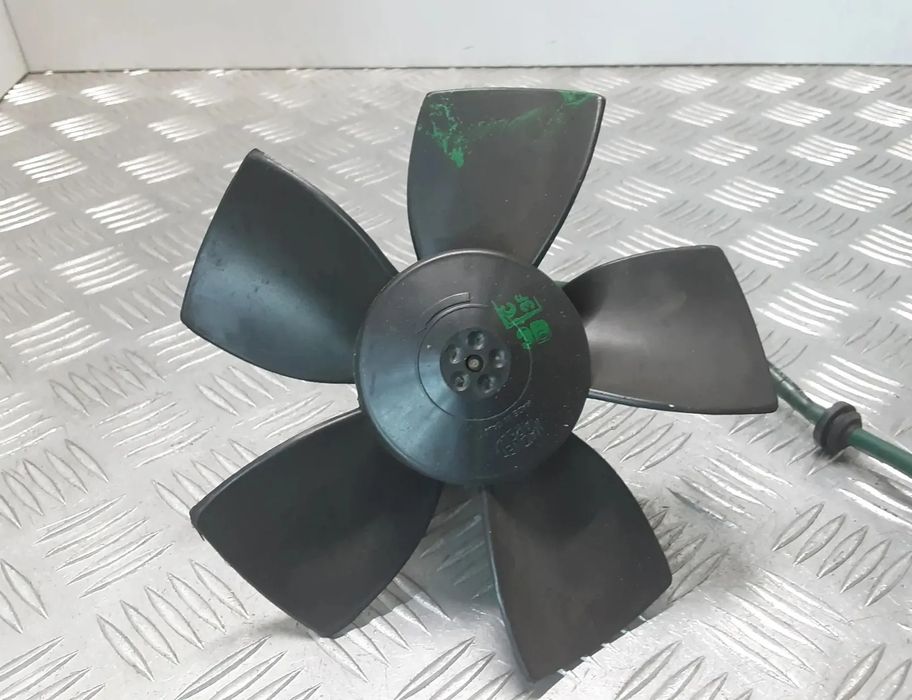 FIAT Punto 1 generation (1993-1999) Motorový chladiaci ventilátor Radiátor 30071559