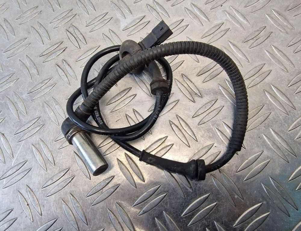 AUDI A4 B5/8D (1994-2001) Front Right ABS Sensor 8D0927803 31235078