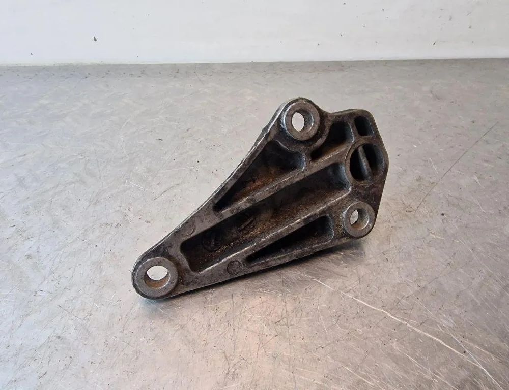 AUDI A6 C8/4K (2018-2024) Držiak motora pravá strana 8D0199343J 31236514