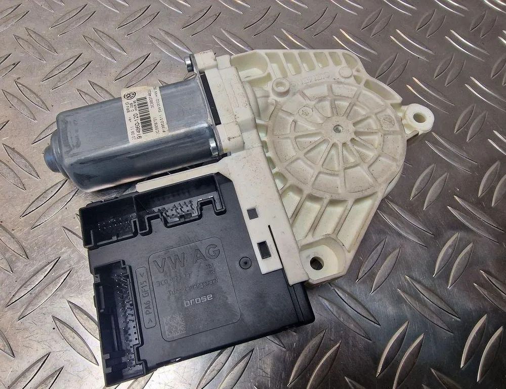 VOLKSWAGEN Passat CC 1 generation (2008-2017) Маторчик стеклоподъемника передней левой двери 3C8837462J,3C0959793C 31239470