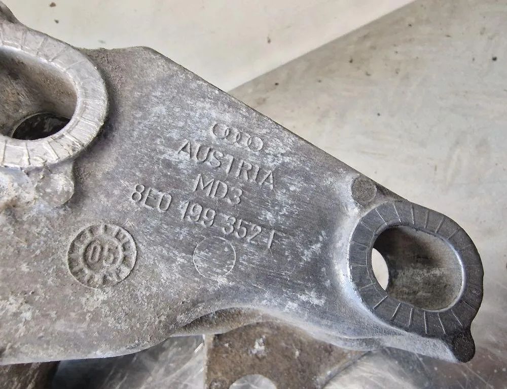 AUDI A4 B5/8D (1994-2001) Кронштейн двигателя правой стороны 8E0199352F 31246075