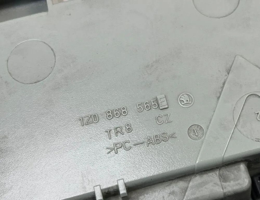 SKODA Octavia 2 generation (2004-2013) Ostatné vnútorné časti 1Z0868565E 31275764