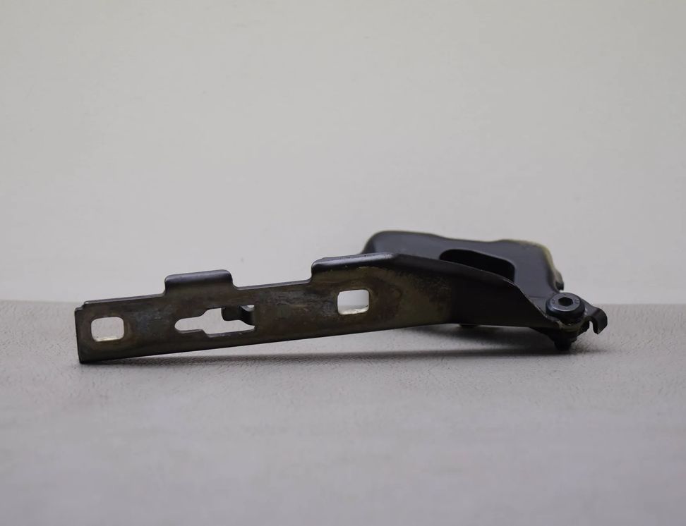 AUDI A4 B8/8K (2011-2016) Петля капота передняя левая 8K0823301D 14683805