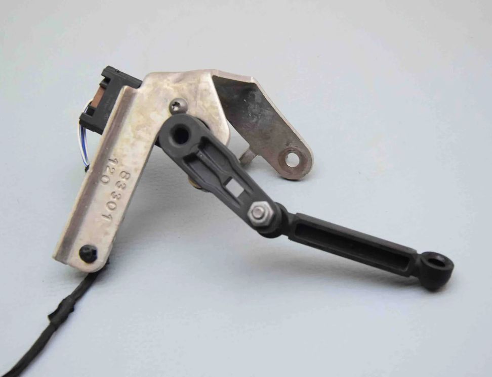 BMW X5 G05/G18 (2018-2024) Датчик уровня высоты сзади справа 6895467 32411080