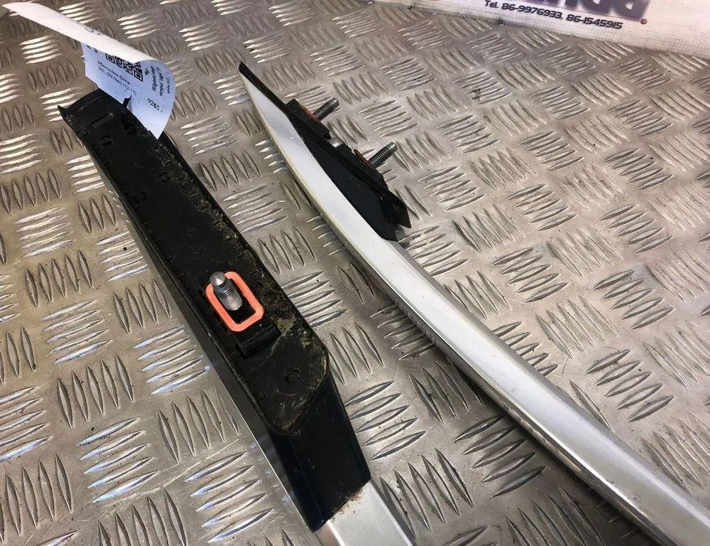 MERCEDES-BENZ M-Class W166 (2011-2015) Ľavá zadná strešná rukoväť A1668900493 31592328