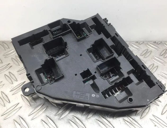 BMW 5 Series F10/F11 (2009-2017) Poistková skrinka 9210857,921085702 22373012