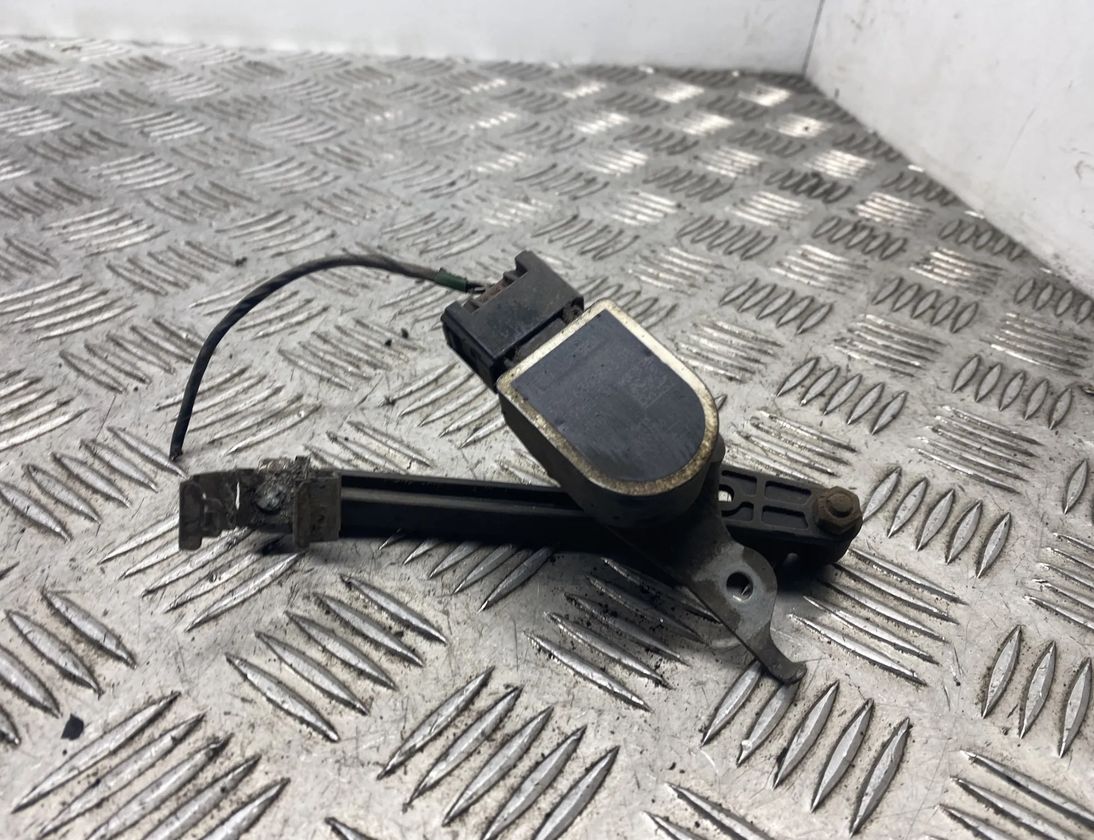 BMW 5 Series F10/F11 (2009-2017) Ľavý predný snímač hladiny 6860843,37146860843 22580839