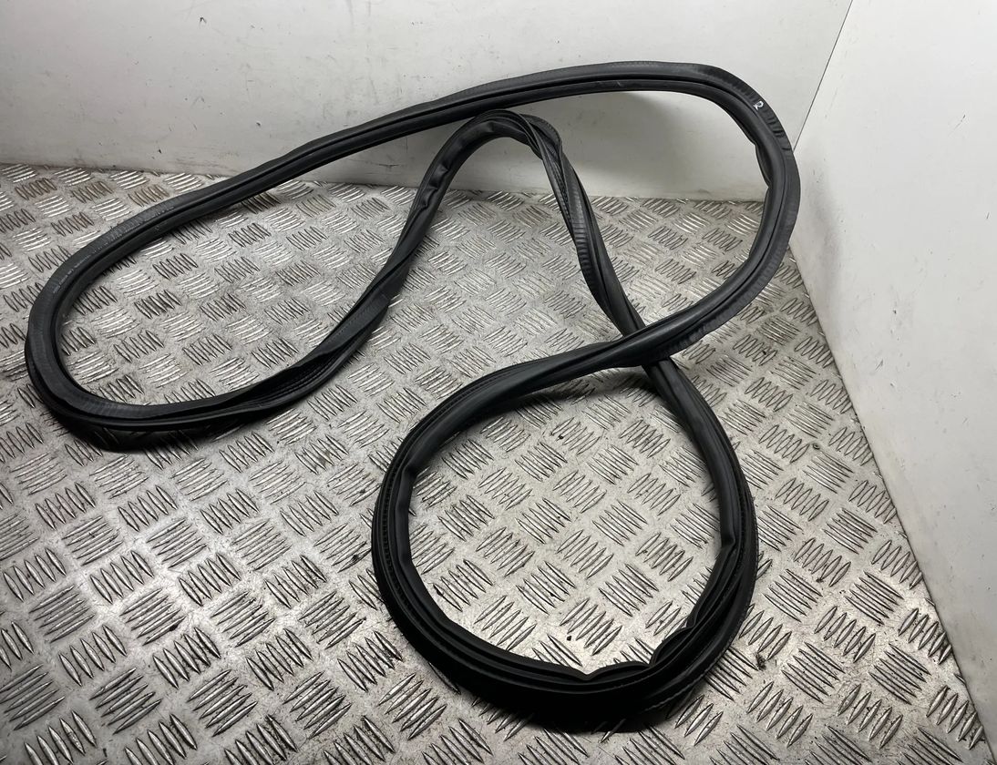 AUDI A4 B9/8W (2015-2024) Резиновая прокладка передней правой двери 8W0831721 27453205