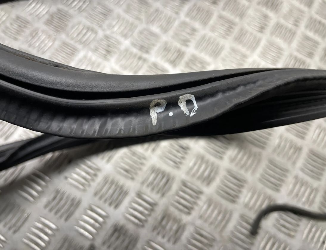 AUDI A4 B9/8W (2015-2024) Резиновая прокладка передней правой двери 8W0831721 27453205