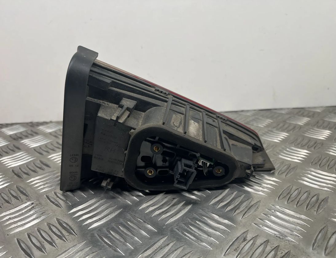 SKODA Superb 3 generation (2015-2023) Pravé zadné svetlo na kufri 3v9945308c 28103539