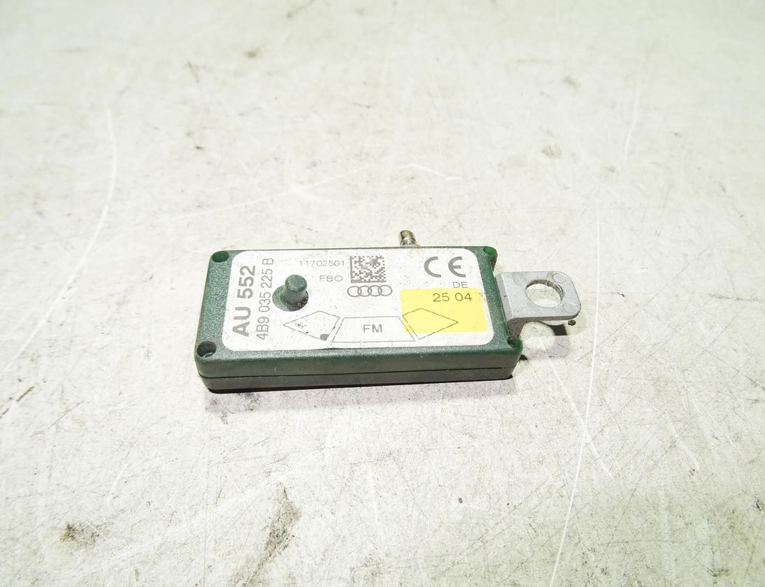 AUDI A6 C5/4B (1997-2004) Bootlid Antenna Amplifier 4B9035225B 17343589