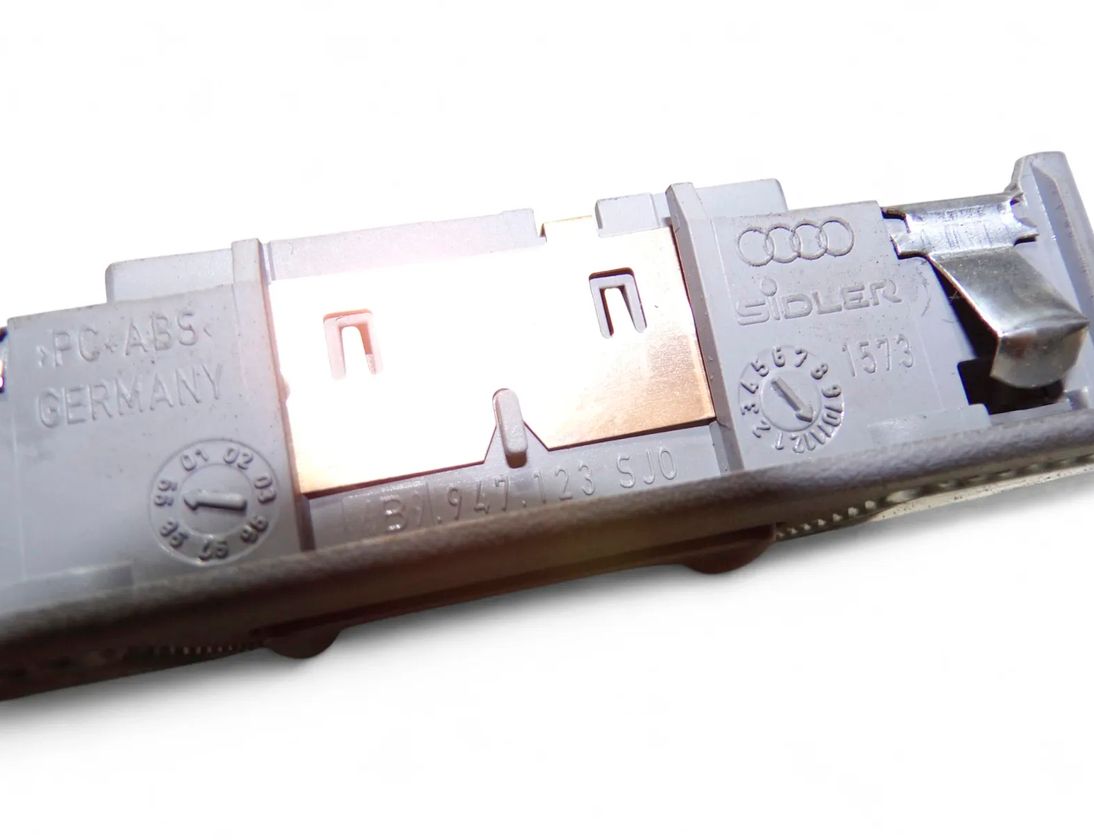 AUDI A4 B5/8D (1994-2001) Освещение салона 4B9947123 32994773