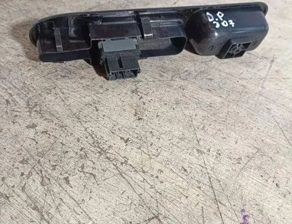 PEUGEOT 307 1 generation (2001-2008) Rear Right Door Window Control Switch PA66GF30 31504920