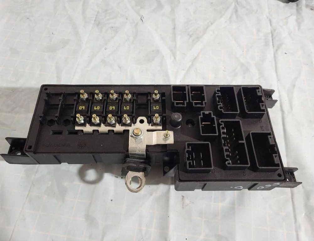VOLVO S60 1 generation (2000-2009) Блок предохранителей 8637841 31505063