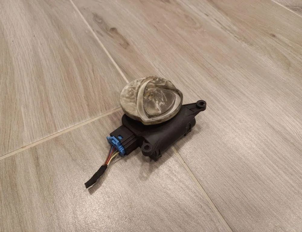 AUDI A4 B7/8E (2004-2008) Клапаны управления внутренним подогревом 8E1820511C 31449156