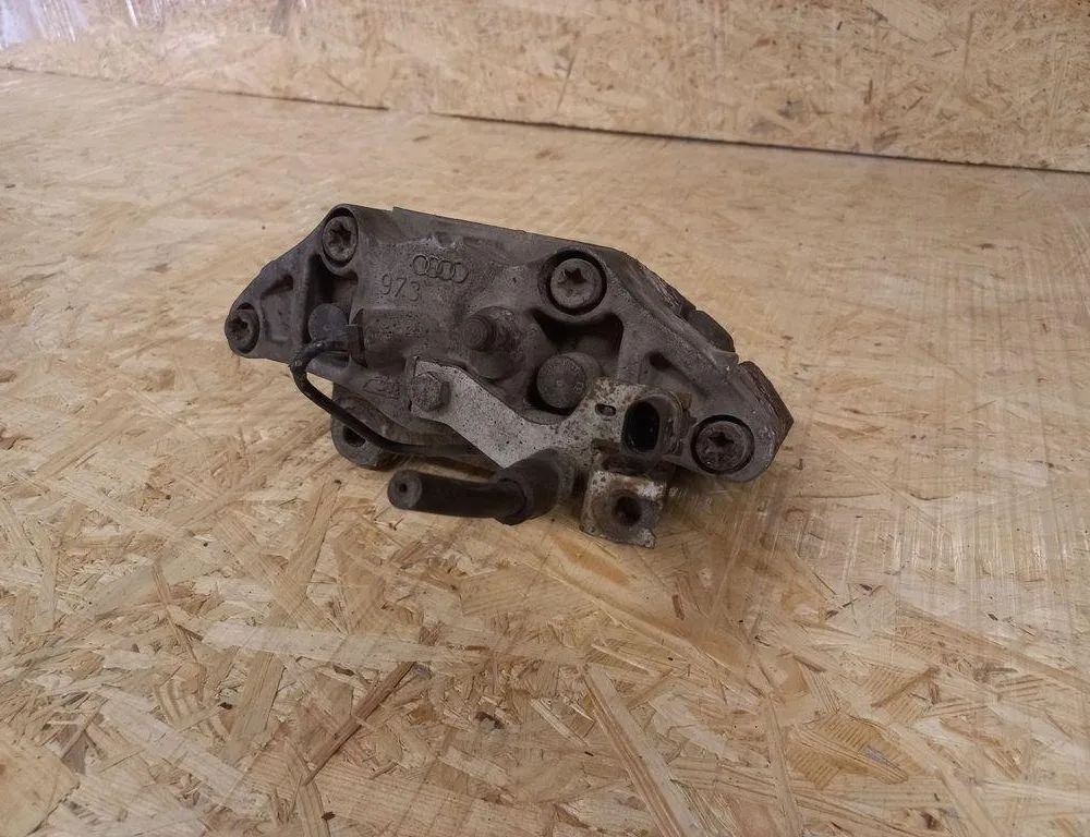 AUDI A4 B7/8E (2004-2008) Супорт тормозов передний правый 973 31475601