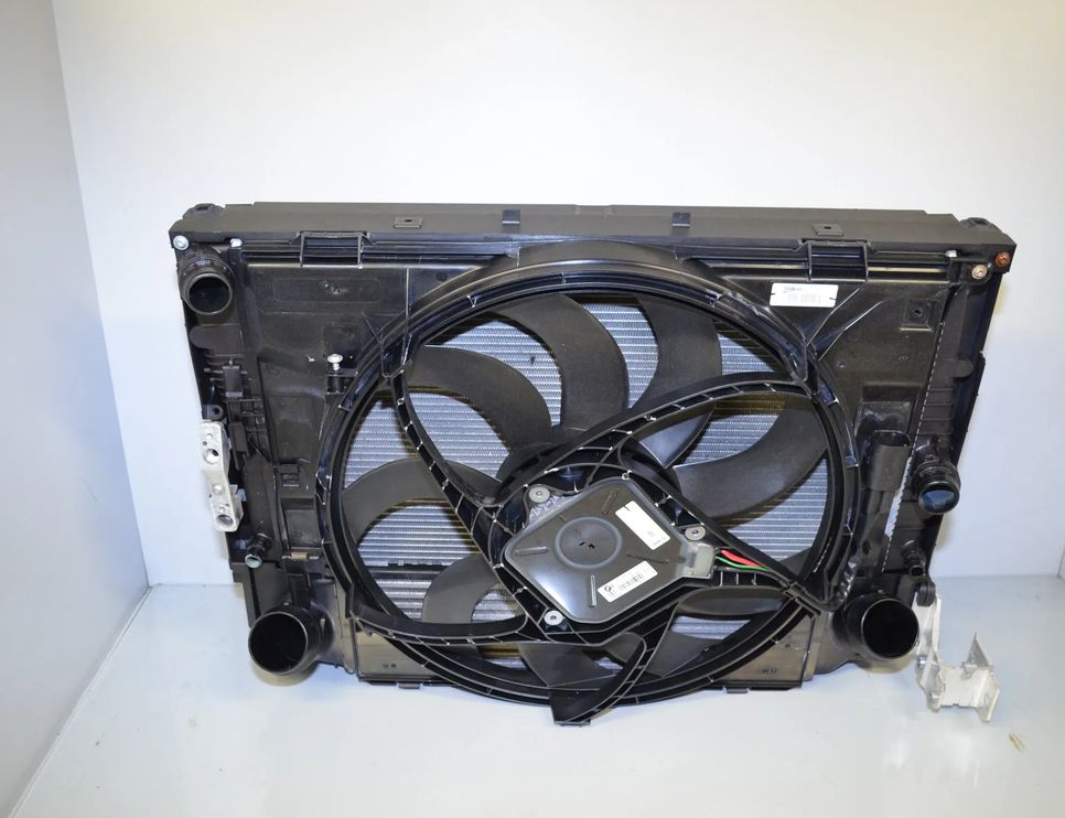 BMW 3 Series F30/F31 (2011-2020) Chladiace diely 7605036,8641946,7600532,17517600532,17118673370,8673370,17117600523,7600523,7600536,17117600536,17117600537,7600537,17428641965,8641965,17428621193,8621193,17427640512,7640512 29832626