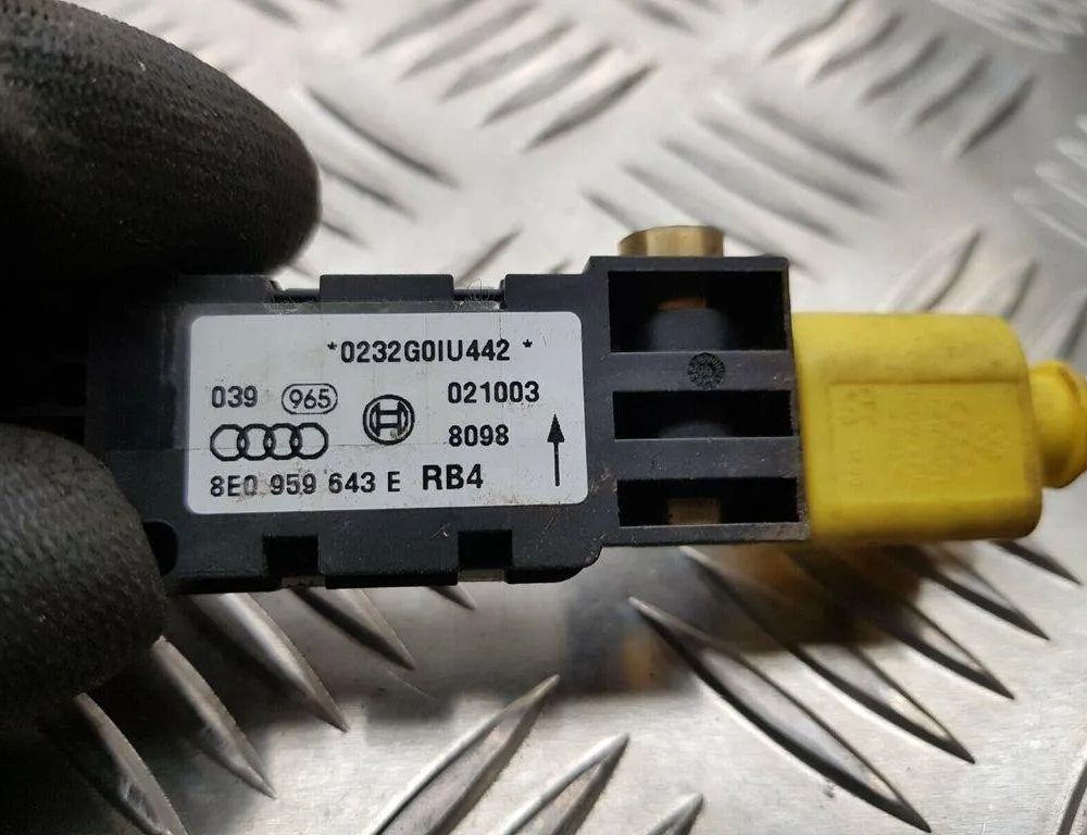 AUDI A4 B5/8D (1994-2001) Front Left Impact Sensor 8E0959643E 31430062